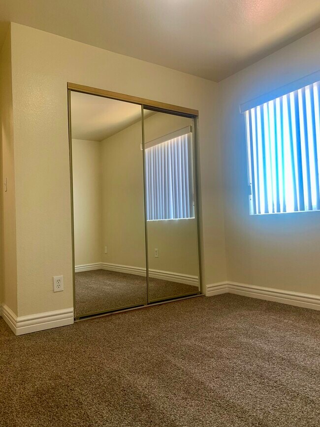 Photo - 906 E 52nd Pl