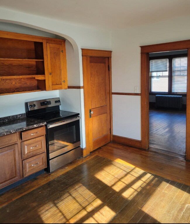Photo - 3-23E Amherst St