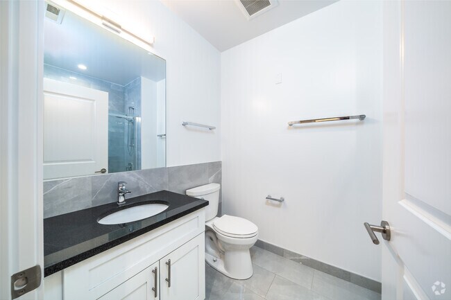 1BD, 1BA - 745SF - Bathroom