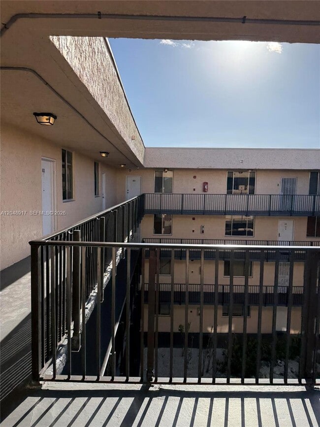 Building Photo - 2830 Somerset Dr Unit 402N