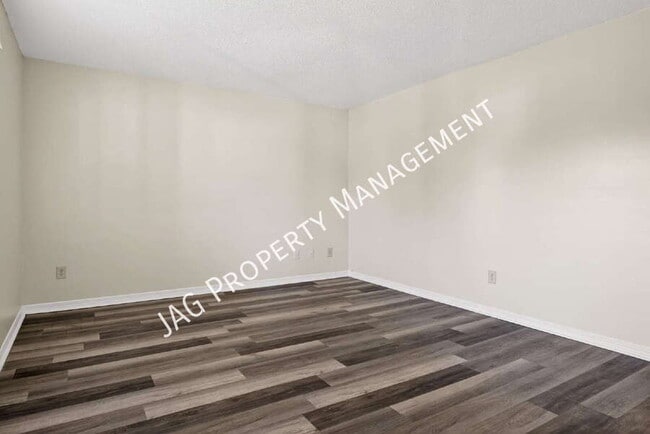 Photo - 482 Bentwood Ln