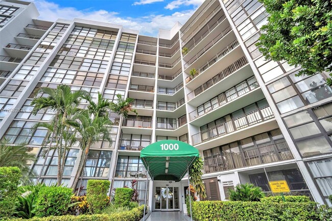 Building Photo - 1000 Parkview Dr Unit 229