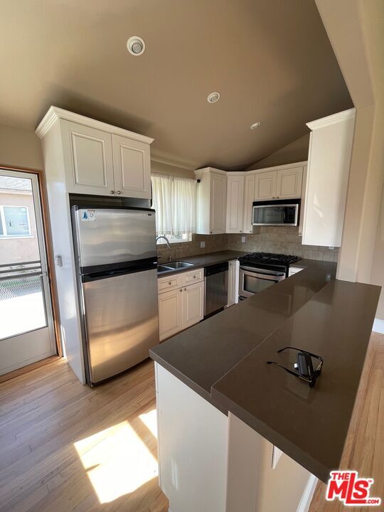 Photo - 8503 Lilienthal Ave