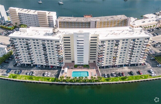Building Photo - 401 Golden Isles Dr Unit 804 Rental