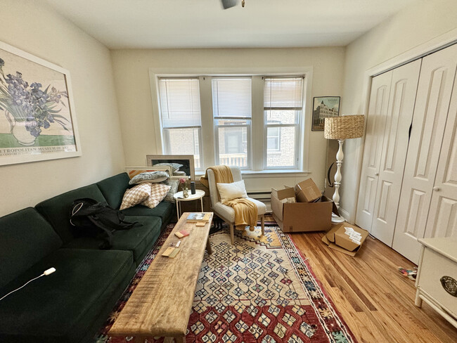 Photo - 838 W Cornelia Ave Apartment Unit 1