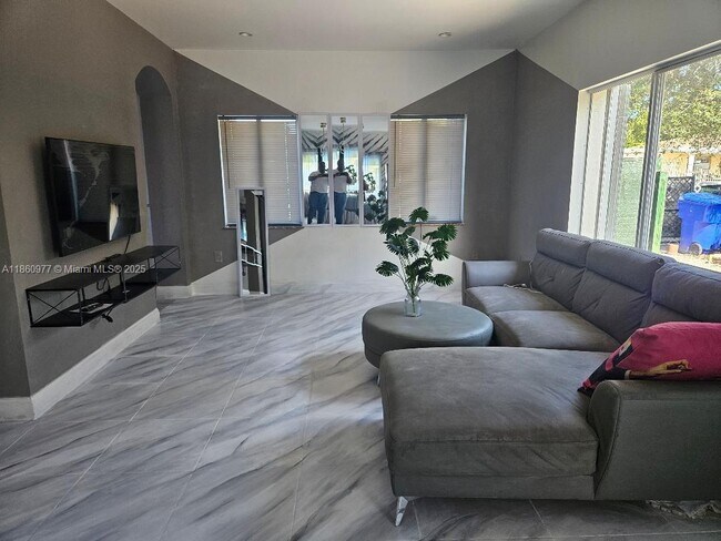 Photo - 1100 NW 26th St Unidad 2