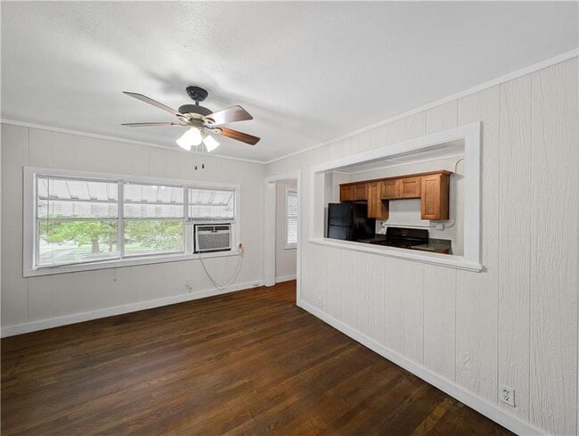 Photo - 208 E Graham St Apartment