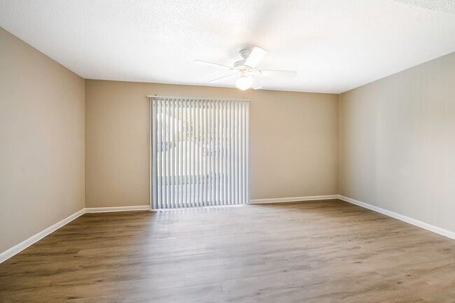 Casa adosada recientemente renovada en Pine Ridge Apartments en Cary, NC - Pine Ridge Townhomes