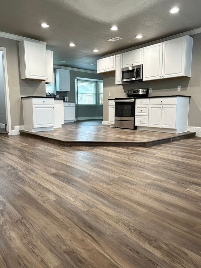 Building Photo - Located in the HEART of Burleson!