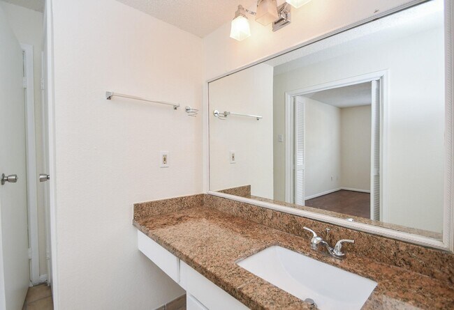 Building Photo - 2120 El Paseo St Unit 2905 Rental