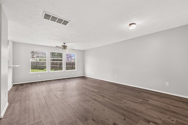 Photo - 19451 Nasworthy Dr