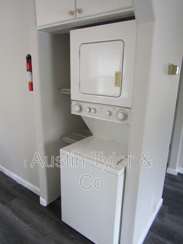 Photo - 2983A Smith St