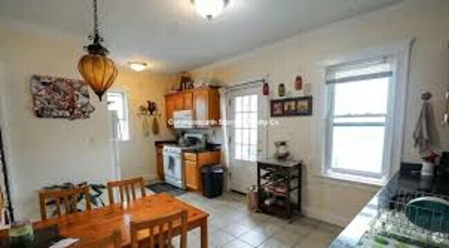 Building Photo - Large Sunny Unit on Oak Sq. Porch, Eat-in ... Rental