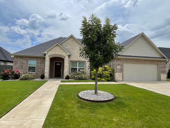 Building Photo - AVAILABLE NOW 3 BEDROOM 2 BATH WITH OFFICE... Rental