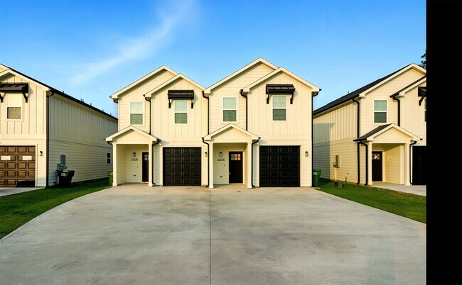 Building Photo - 3150 S Cleveland St Rental