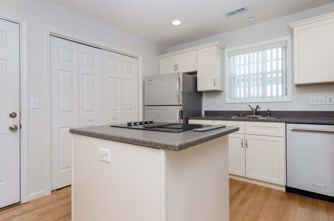 Photo - 340 Palmer Way