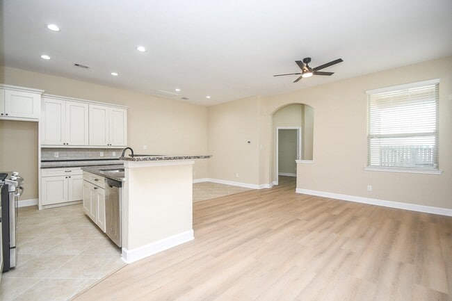 Photo - 23310 Isola St