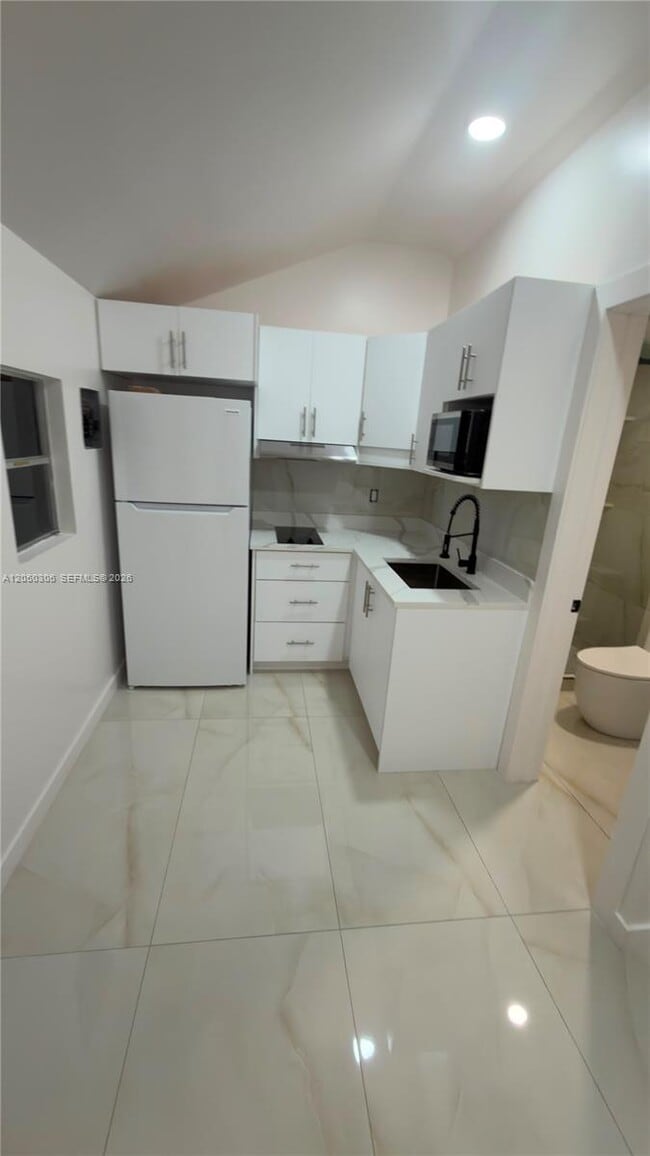 Building Photo - 1150 SW 9th Ave Unit 1
