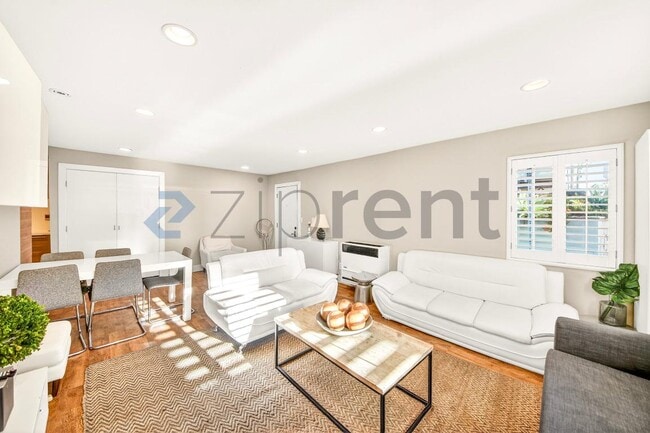 Building Photo - 10 27th Ave