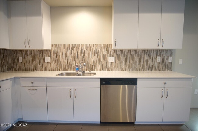 Photo - 932 E Lustrum Ln