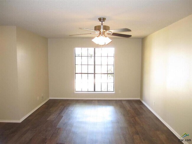 Photo - 323 Top Hill Dr