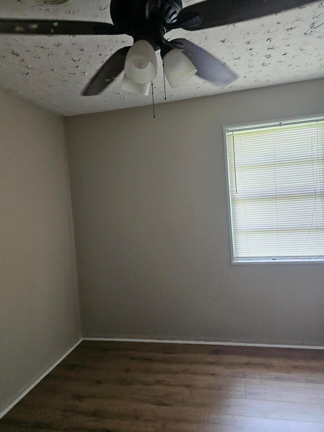 Photo - 641 Yates St NE