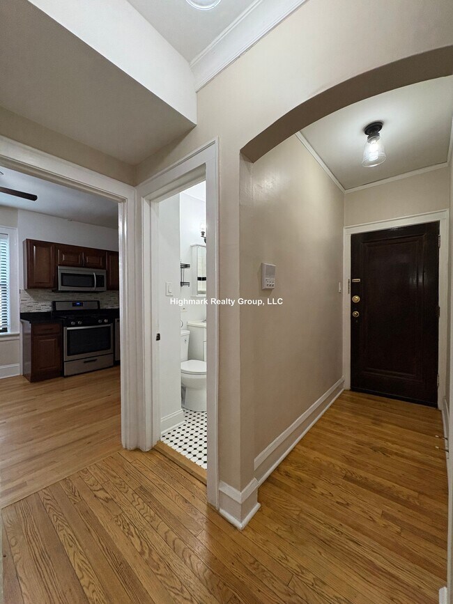 Photo - 718 Reba Pl Unit 2ON