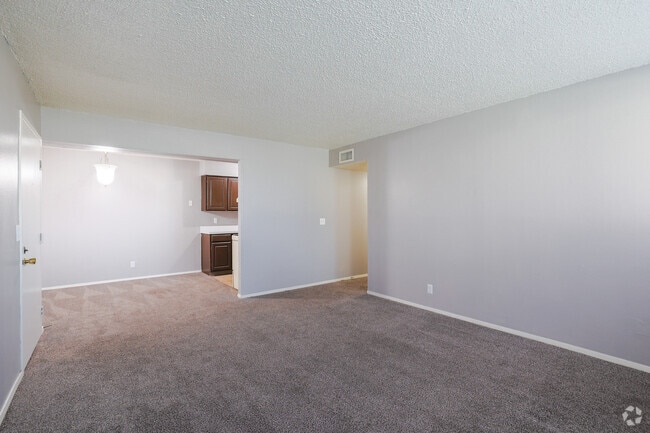 2BR, 2BA - 913SF