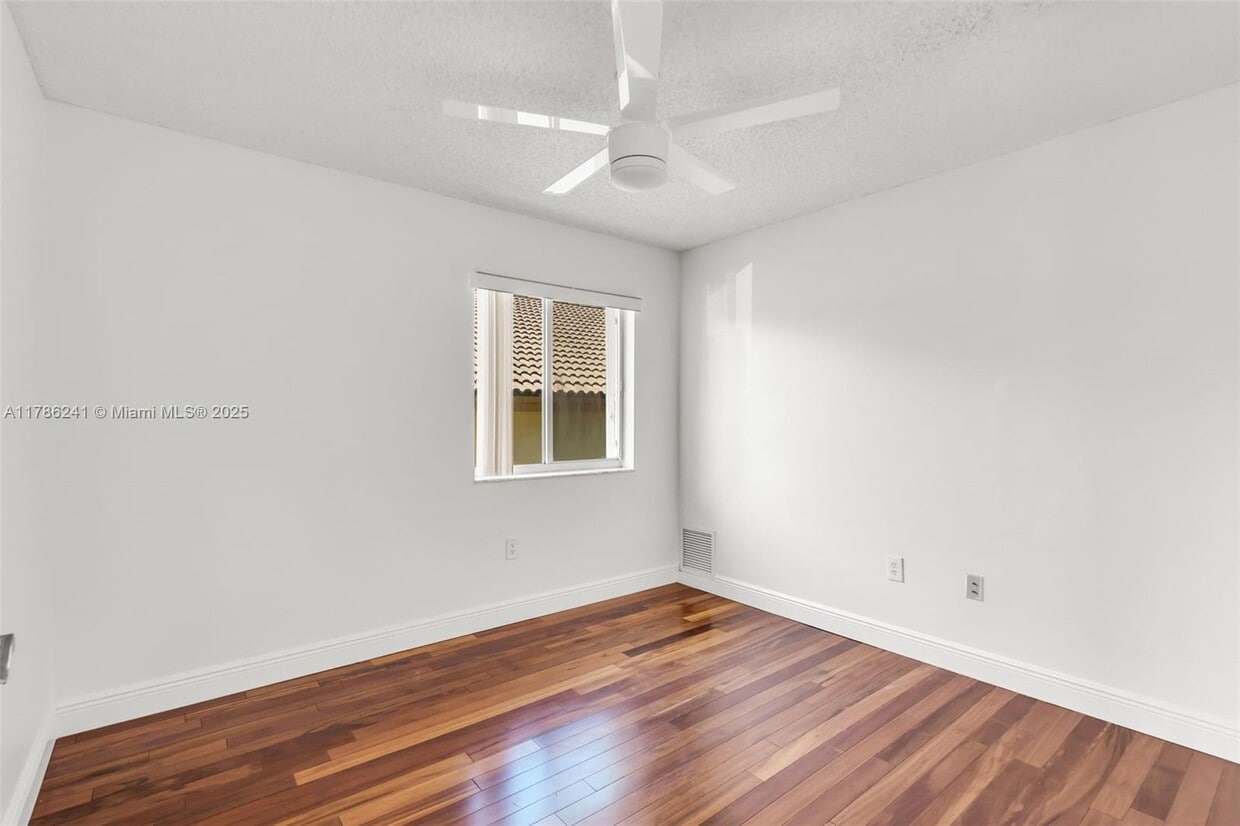 Photo - 5160 NW 112th Ct (Doral, FL)