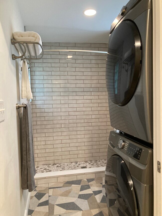 Downstairs full bath - 1417 N Hamilton Ave