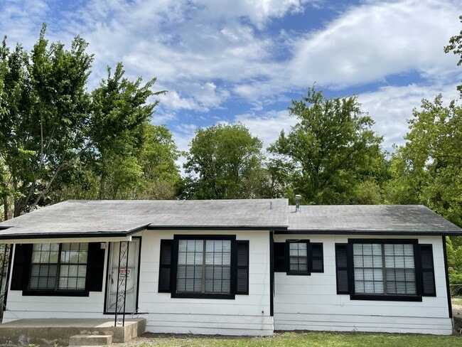 Building Photo - 2411 Montopolis Dr Rental