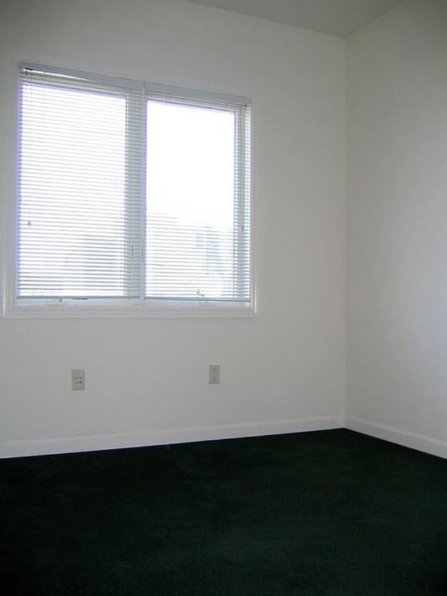 Photo - WHAT’S SPECIAL COMFORTABLE SHARED SPACE BRIGHT OPEN-CONCEPT LAYOUT DINING AREA SPACIOUS TOWNHOUSE... Unit 04