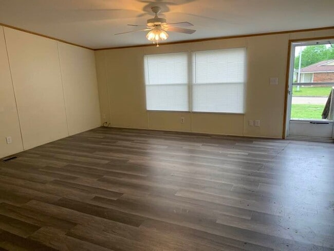 Building Photo - 3 bed 2 bath house