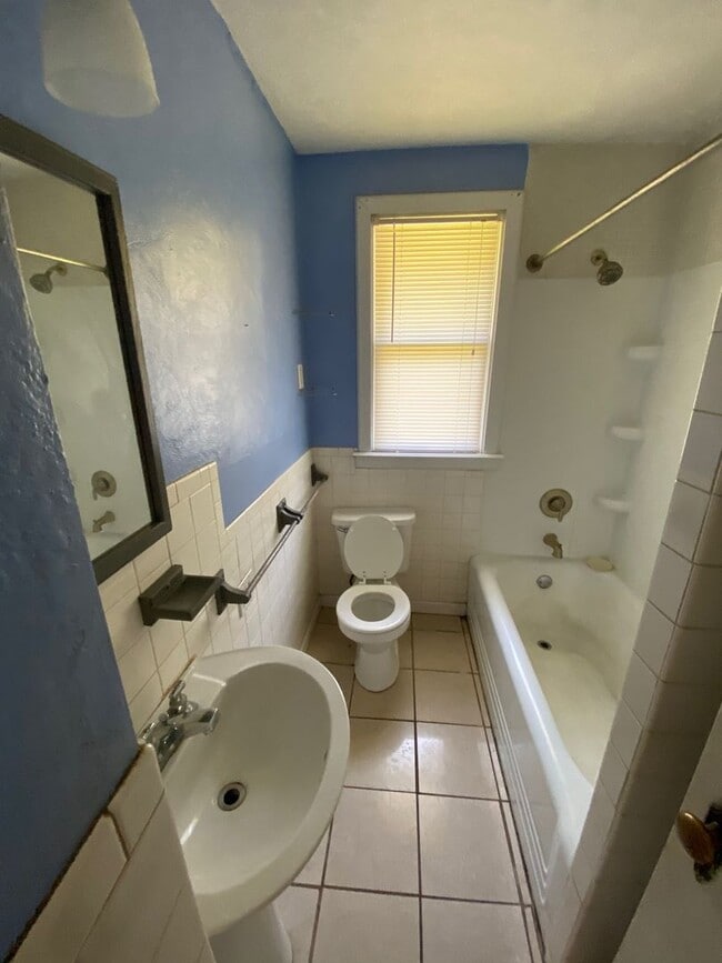 Photo - 2 Bed, 1 Bath w/ Den!  1200.00 Sq Ft.