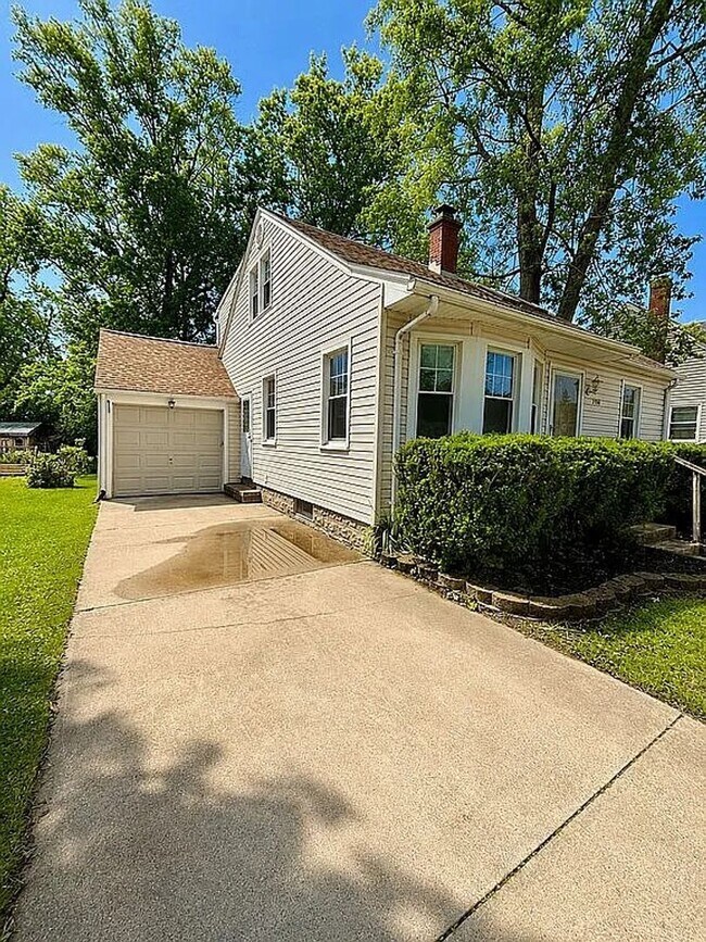 Building Photo - 3708 Iroquois Ave