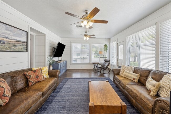 Photo - 711 S Tesch St