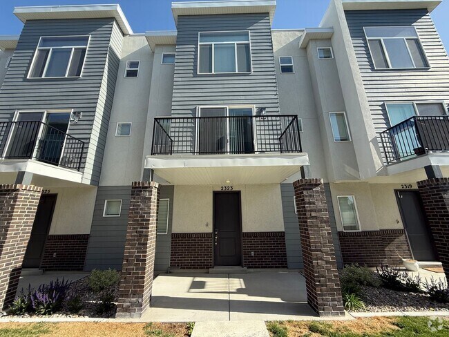 Building Photo - Beautiful 3 Bed 2.5 Bath Townhome in West ...