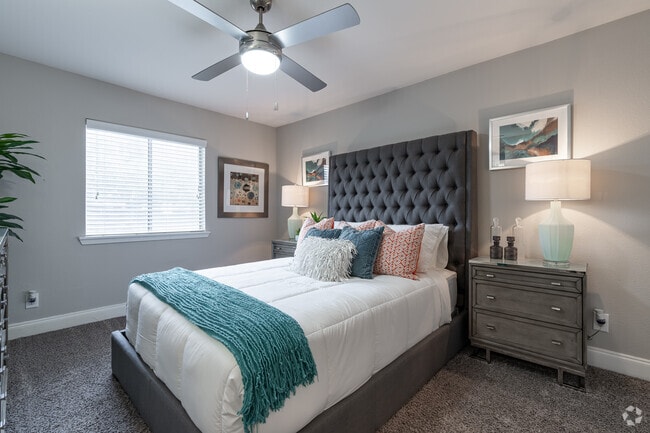 1.5BR, 1BA - 790SF - Bedroom