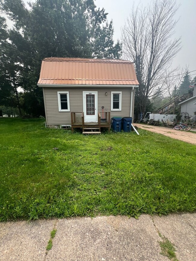 Building Photo - Click the “Apply Now” button or email wapmrentals@gmail.com for a prompt response.