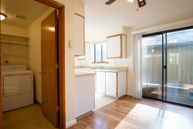 Photo - Updated Townhouse with Garage, Patio, DW, WD + FIREPLACE!! Unidad 06