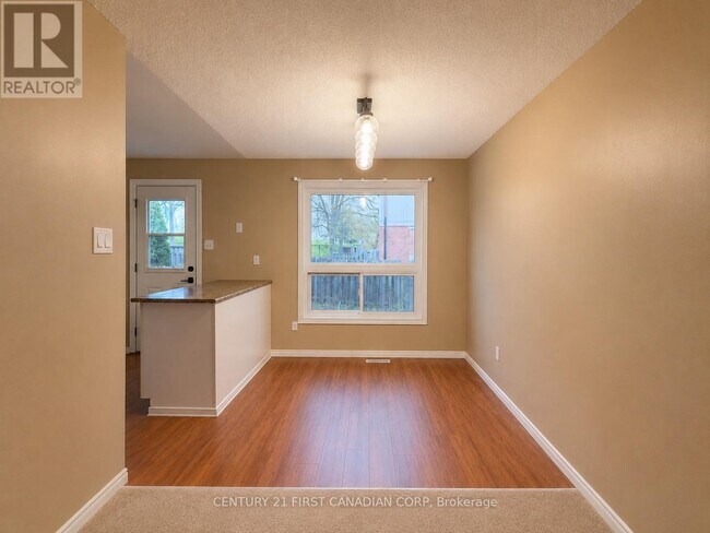Photo - 925 Lawson Rd