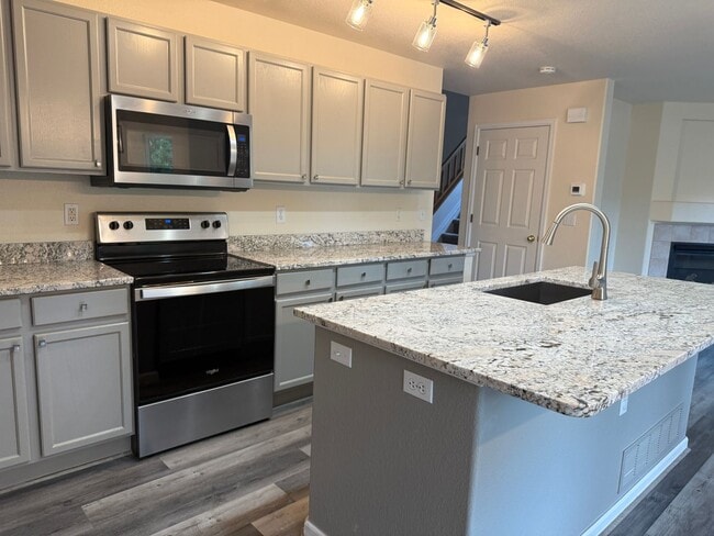 Building Photo - Great 4 bed 3 bath home Wolf Creek Neighbo...