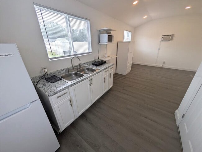 Photo - 1002 Kirkland Dr Unit B