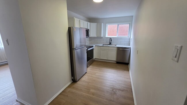 Building Photo - 9 Connaught Ave Unit 7