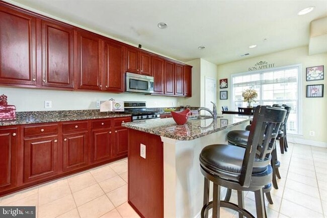 Photo - 20655 Sibbald Square