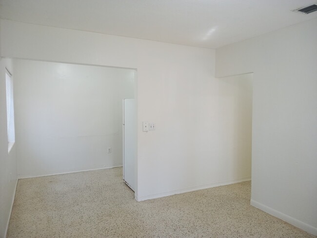 Building Photo - 535 SW 4th St Unit 1