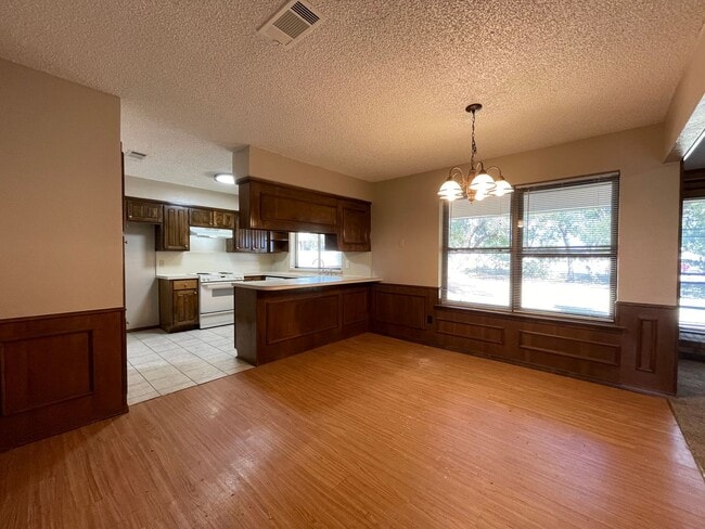 Photo - AVAILABLE NOW 3 BEDROOM 2 BATH HOME IN BUR...
