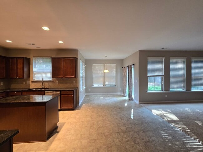 Photo - 271 River Oak St