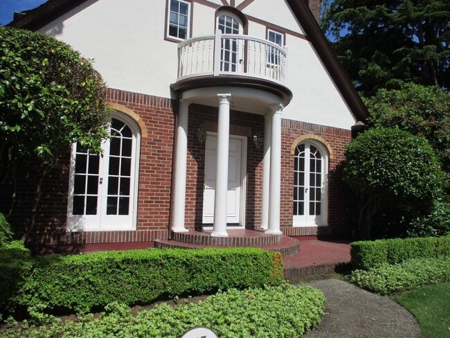 Stunning 4 Bedroom Home in North End Tacoma - Stunning 4 Bedroom Home in North End Tacoma