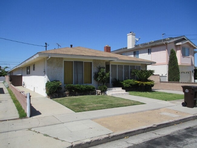 Building Photo - 4113 W 136th St Unit C